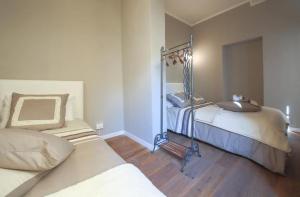 een slaapkamer met twee bedden in een kamer bij Dreamy Brunelleschi in Florence +36 foto's