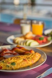 un piatto di cibo con una fetta di pizza su un tavolo di White Sand Samui Resort a Lamai Beach
