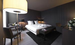 Een bed of bedden in een kamer bij Flanders Hotel