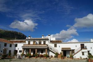un gran edificio blanco con cielo azul en Cortijo Las Monjas, en Periana