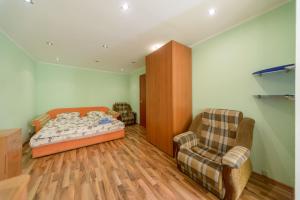 キーウにあるObolonskiy Prospekt Apartments 12のベッドルーム1室(ベッド1台、椅子2脚付)