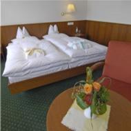 Habitación de hotel con cama y mesa con sidra de mesa en Hotel Café Nothnagel, en Griesheim