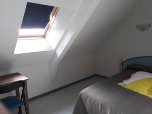 莫里亞克的住宿－Le Saint Mary，一间卧室设有一张床和一个窗口