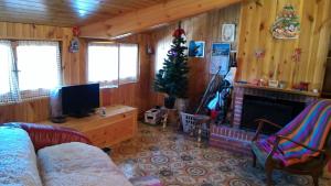 una sala de estar con un árbol de Navidad y una chimenea en Tra sogni e realtà Roccaraso, en Roccaraso