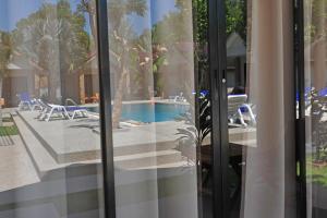 Bazén v ubytování Light Khao Lak Resort nebo v jeho okolí