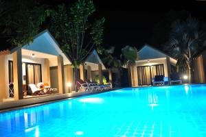 Bazén v ubytování Light Khao Lak Resort nebo v jeho okolí