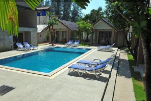 Bazén v ubytování Light Khao Lak Resort nebo v jeho okolí