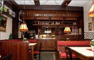 ein Restaurant mit einer Bar sowie Tischen und Stühlen in der Unterkunft Hotel Ratskeller Gehrden in Gehrden