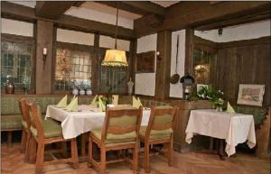 comedor con mesa blanca y sillas en Hotel Ratskeller Gehrden, en Gehrden