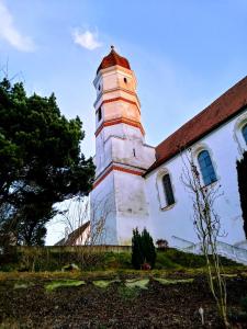 un phare sur le côté d'un bâtiment dans l'établissement pension sonne, à Ulm