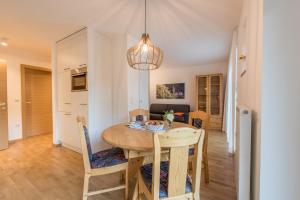 uma cozinha e sala de jantar com mesa e cadeiras em Haus Gufler em Silandro