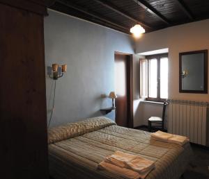 A bed or beds in a room at Locanda Il Falco Nero