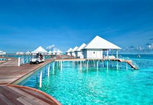 Bazén v ubytování Diamonds Thudufushi Maldives Resort & Spa nebo v jeho okolí