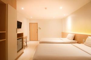 Postel nebo postele na pokoji v ubytování Ten Stars Hotel + 37 fotografií