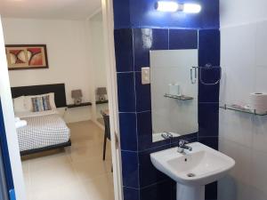 Bilik mandi di D´Gecko Hotel