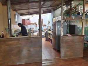 un hombre está preparando comida en una cocina en Iyok Ami (Madre Tierra) en Cartago