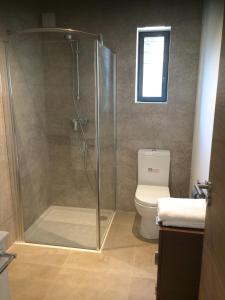 Phòng tắm tại Calanques Bandol ,T2 4 étoiles avec garage, dans pinède