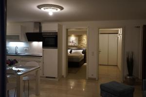 a kitchen and a living room with a bed at York Cottage Garden in Traben-Trarbach
