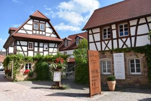 ein Gebäude mit einem Schild davor in der Unterkunft Landhotel Hauer in Pleisweiler-Oberhofen