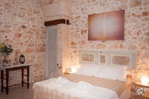 A bed or beds in a room at Gli Amanti del Sogno