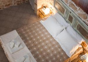 A bed or beds in a room at Gli Amanti del Sogno