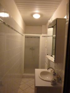 オリウルにあるle Roustidouのバスルーム(シャワー、シンク、鏡付)