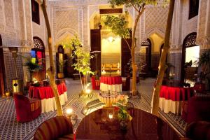 מסעדה או מקום אחר לאכול בו ב-Riad Alya