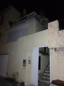 Το κτήριο όπου στεγάζεται  το διαμέρισμα