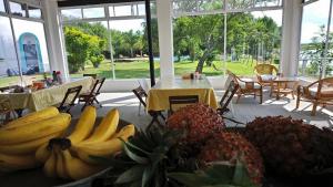 a bunch of bananas and pineapples on a table at Cabañas Aguaflorida in Gualeguay