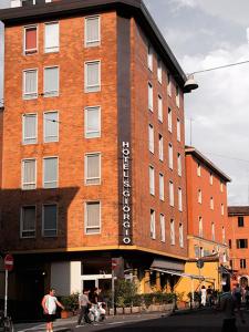 un edificio di mattoni con un cartello sul lato di Hotel San Giorgio a Bologna