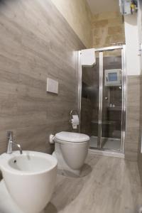 een badkamer met een toilet, een wastafel en een douche bij Sulla roccia dei Sassi in Matera