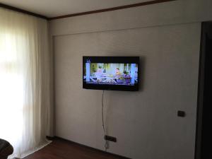 Uma televisão e/ou sistema de entretenimento em Apartment LUX in the center