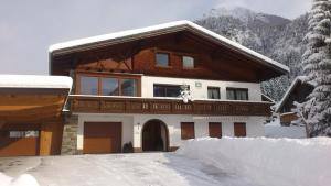 una casa en la nieve con un montón de nieve en Ferienhaus Gapp, en Elmen