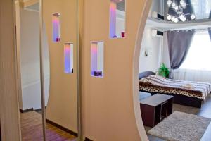 キーウにあるObolonska Square Apartments (D1)の鏡付きの部屋、ベッド付きのベッドルーム1室が備わります。