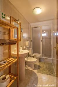 One Love Maktub في بول دو مار: حمام مع حوض ومرحاض ومغسلة