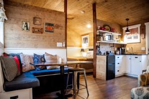 un soggiorno con divano e tavolo in cucina di The Alexander at Creek Road a Dripping Springs