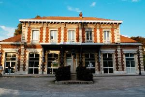 a large brick building with windows and a roof at Lumineux T2 Vieille ville 3pers parking gratuit - by La Source d'OrFée in Boulogne-sur-Mer