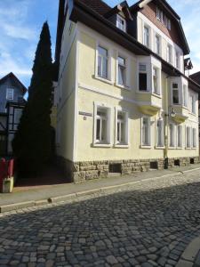 un bâtiment sur le côté d'une rue pavée dans l'établissement Ferienwohnungen Braun Goslar, à Goslar