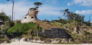a house on top of a hill on a beach at La Quimera a pasos de la playa in Atlántida
