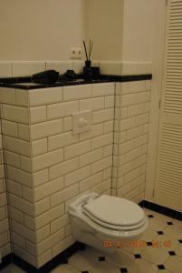 a bathroom with a white toilet in a tiled room at Schöne Ferienwohnung zentral gelegen in Kiel