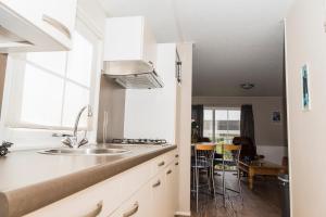 Kuchyň nebo kuchyňský kout v ubytování Chaletparc Krabbenkreek Zeeland - Chalet 6