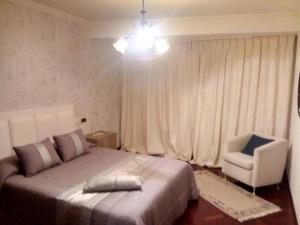 カルバージョにあるPiso Bergantiñosのベッドルーム1室(ベッド1台、白い椅子付)