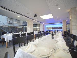 Un restaurante o sitio para comer en Margoa Hotel Netanya