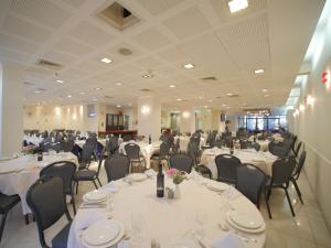 Un restaurante o sitio para comer en Margoa Hotel Netanya