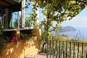 een huis met een balkon met uitzicht op de oceaan bij Villa Miele in Lipari