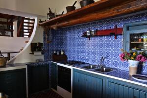 een blauwe keuken met een wastafel en blauwe tegels bij Villa Miele in Lipari