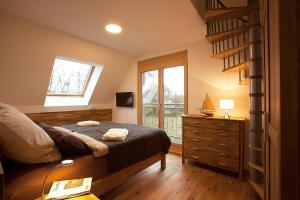 Schlafzimmer mit einem Bett und einem Fenster in der Unterkunft Arkona Residence in Putgarten