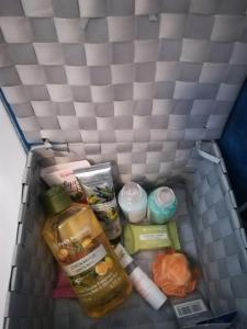 un cajón de lego lleno de comida y otros artículos en Apartament Pitesti, en Piteşti
