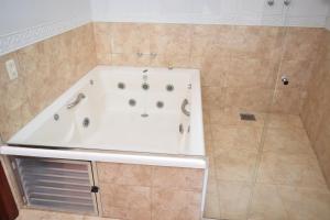 Bilik mandi di Hotel Gramado de Campos