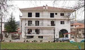 una gran casa blanca con un coche delante en Villa Kalavrita Hotel, en Kalavrita